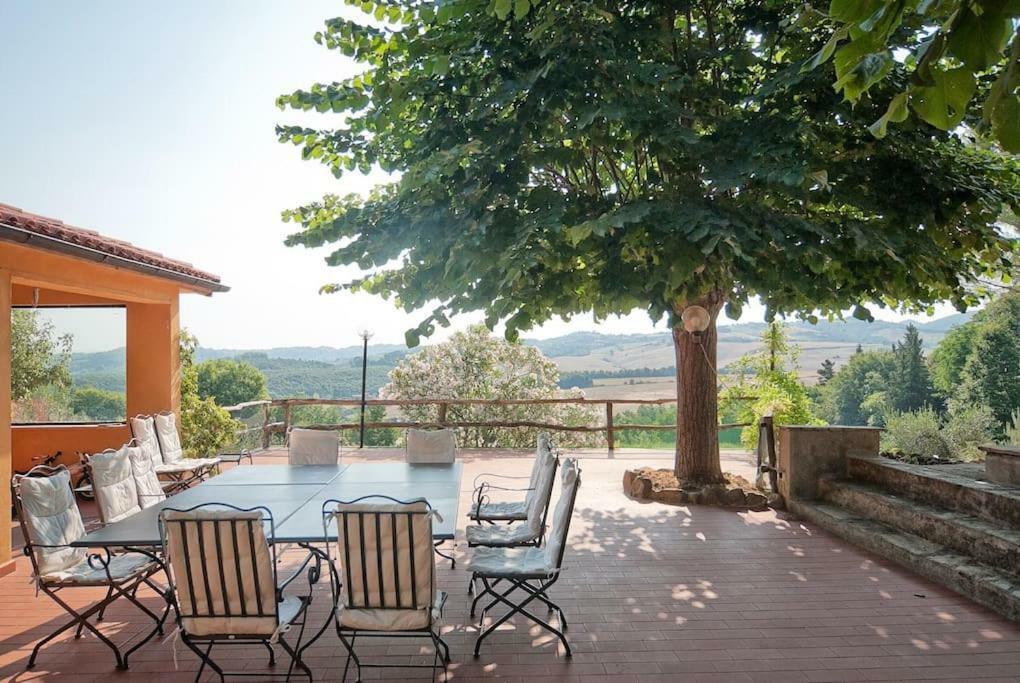 Stunning Country House Overlooking Tuscany Hills Lorenzana Eksteriør billede